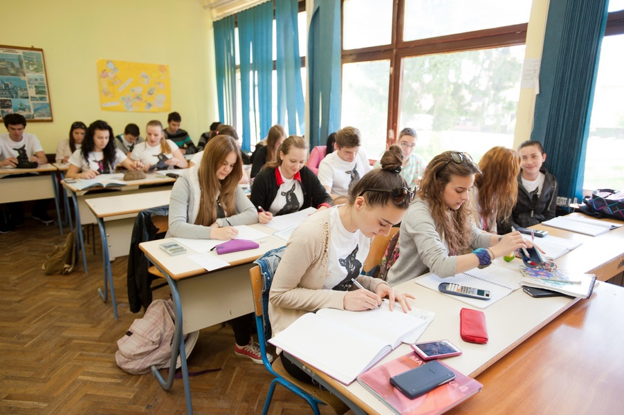 školski razred: unaprijed propisane uloge učenika, nastavnika i norme koje određuju: dolazak na nastavu, praćenje nastave, uč